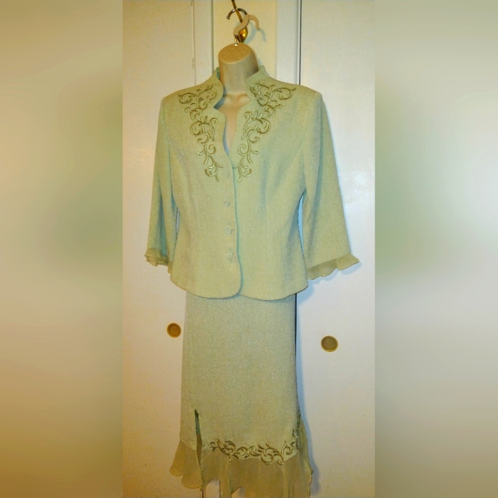 Beautiful green dressy suit Size 10